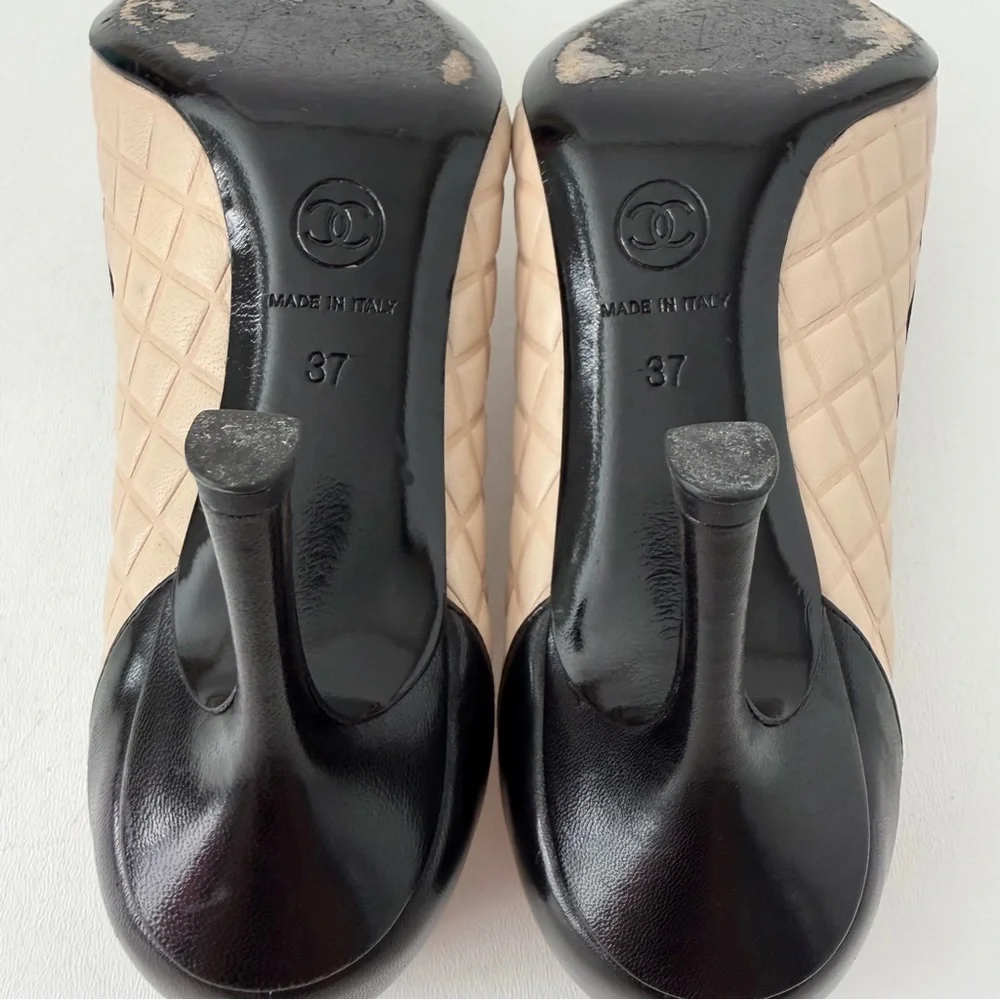 CHANEL || Beige Quilted Leather Black Cap Toe Pointed Pumps Heels EU 37